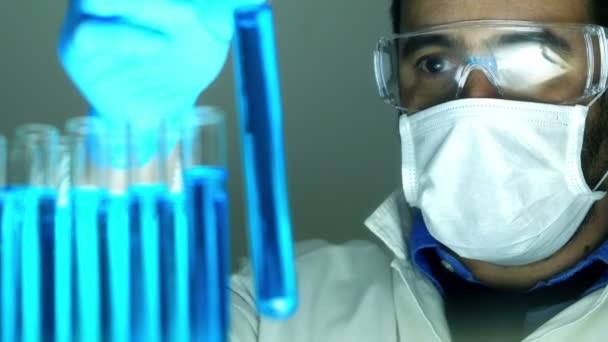 Scientifique travaillant dans un laboratoire — Video