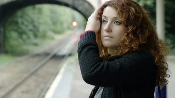 Mulher esperando o trem — Vídeo de Stock