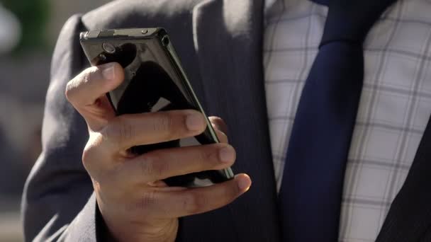 Elegancki biznesmen korzystanie smartphone — Wideo stockowe