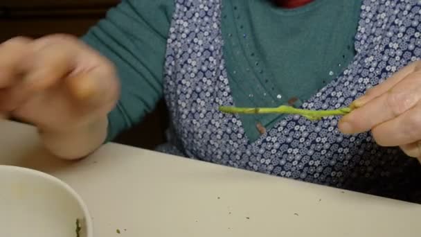 Donna anziana sta sbucciando gli asparagi — Video Stock