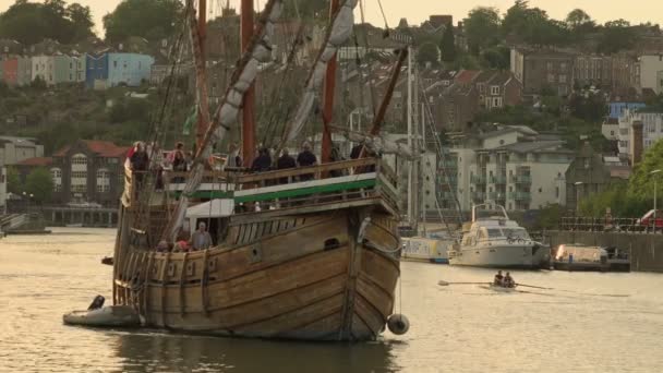 Turistiska båt frakt på floden Avon i Bristol — Stockvideo