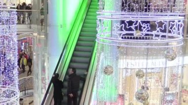 Bir alışveriş merkezinde yürüyen merdiven