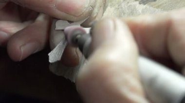 Gümüş bir çapraz oluşturma silversmith