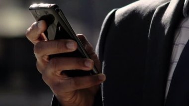 zarif işadamı Smartphone kullanarak