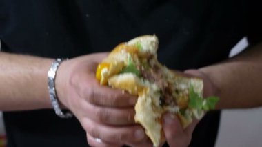 adam yeme büyük hamburger