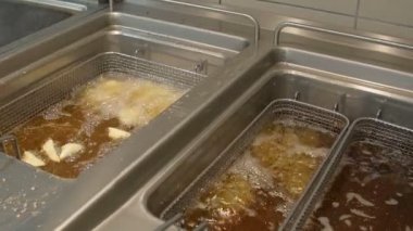 bir restoran ve mutfak içinde profesyonel fritöz