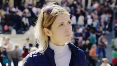 dalgın güzel kadın