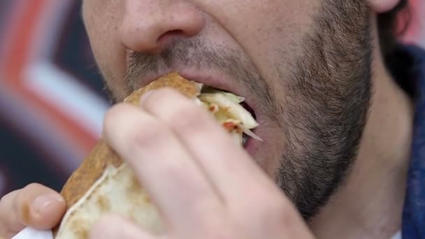 Jovem comendo kebab — Vídeo de Stock