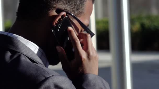 Empresario teniendo una llamada telefónica — Vídeos de Stock