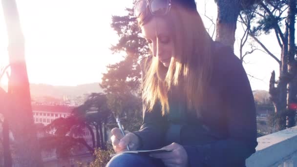 Mulher escrevendo em seu diário — Vídeo de Stock
