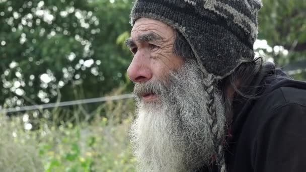 Hombre en la calle esperando caridad — Vídeos de Stock