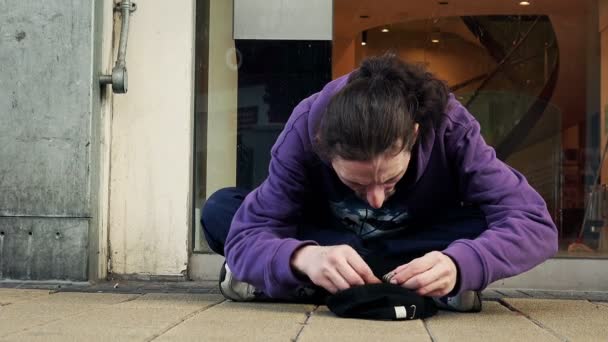 Бездомные считают деньги, считают деньги, проверяют благотворительность — стоковое видео