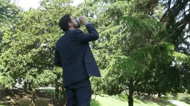 işadamı sokağa Kupası Kahve için atıyor
