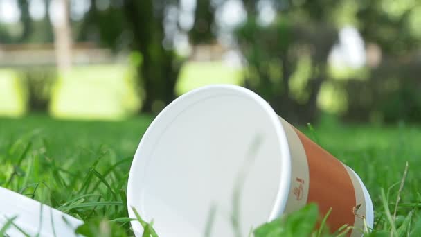 Homme jette vers le bas une tasse en plastique — Video