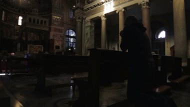 Roma'nın tarihi katedral içinde bir adam dua ediyor