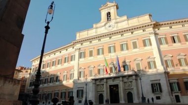 Güneşli bir günde İtalyan Parlamentosu görünümünü