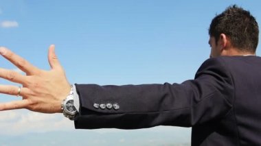 genç iş adamı gökyüzüne bakarak