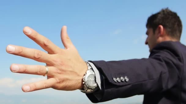 Joven hombre de negocios mirando al cielo — Vídeos de Stock