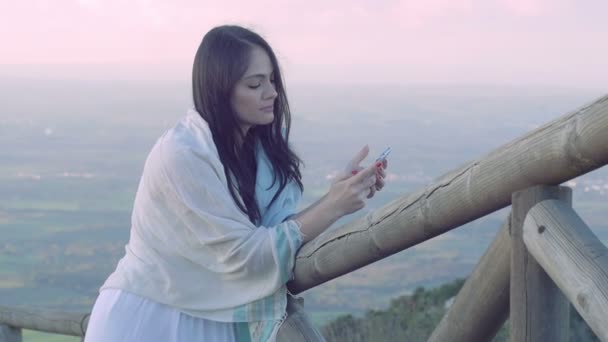 Mujer usando teléfono inteligente — Vídeos de Stock