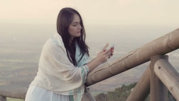 Mulher usando telefone inteligente — Vídeo de Stock