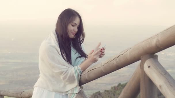 Mujer usando teléfono móvil — Vídeos de Stock