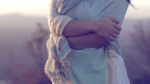 Hermosa mujer al atardecer — Vídeos de Stock