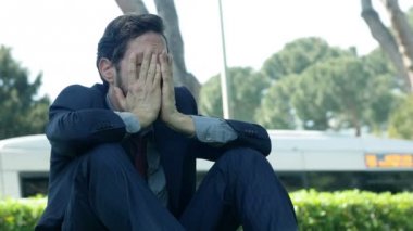 parkta endişeli işadamı