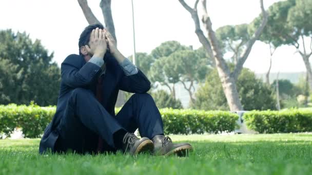 Hombre de negocios preocupado en el parque — Vídeo de stock