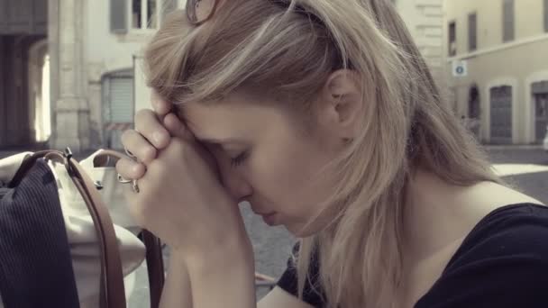 Woman leaning against the doorstep — Stock Video