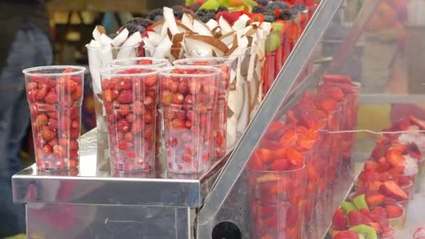 Copos com salada de frutas — Vídeo de Stock