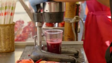 Taze nar suyu sıkma