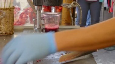 Taze nar suyu sıkma