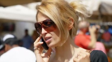 bir telefon olan kadın