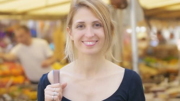 Mujer de pie en el mercado — Vídeo de stock