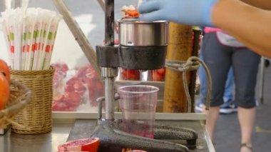 Taze nar suyu sıkma