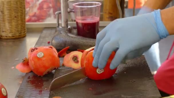 Mačkání šťávy čerstvé granátového jablka — Stock video