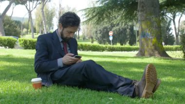 Akıllı telefon kullanan iş adamı