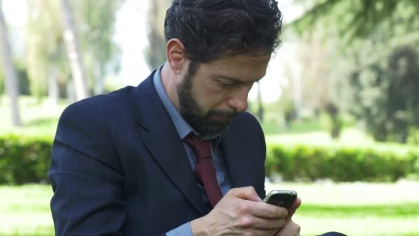 Homem de negócios usando smartphone — Vídeo de Stock