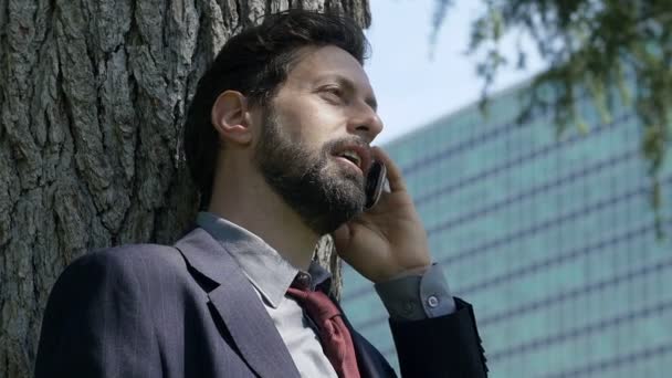 Homem de negócios usando smartphone — Vídeo de Stock