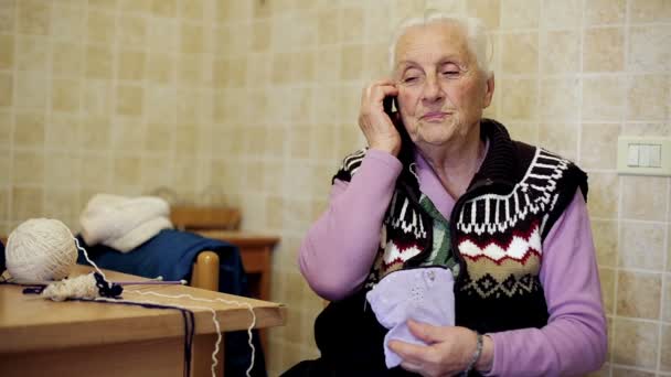 Velha senhora está usando telefone celular: idoso, avó, antigo, chamada — Vídeo de Stock