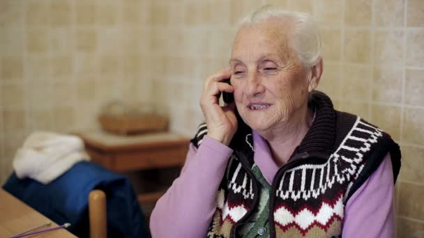 Stara dama jest przy użyciu telefonu komórkowego: wieku, wywołanie starożytnych, Babcia, — Wideo stockowe