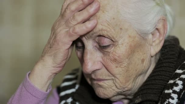 Pensive old woman: trouble, old, aged, thoughtful , troubled — Stock Video