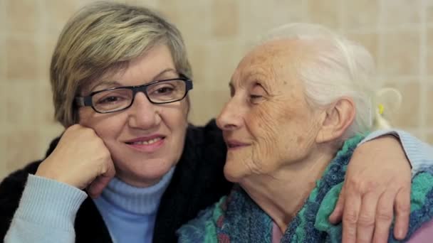 Familienliebe: Alte Großmutter küsst ihre Tochter — Stockvideo