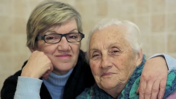 Hija madura besando a su vieja madre. Amor, Familia — Vídeos de Stock