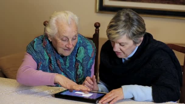 Παλιά γυναίκες ψάχνουν tablet: ηλικιωμένοι, αρχαία, τεχνολογία, μεγάλα, υπολογιστών, internet — Αρχείο Βίντεο