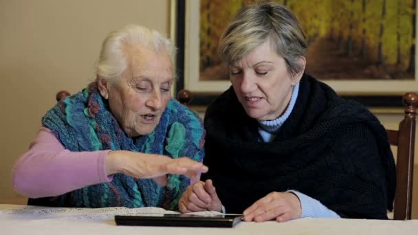 Dochter en haar moeder gebruikt tablet: internet, oud, oude, technologie — Stockvideo