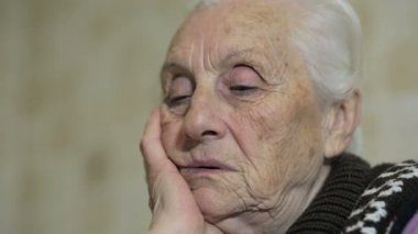 Üzgün kadın kıdemli düşünme: sorun, eski, yaşlı, düşünceli, sorunlu