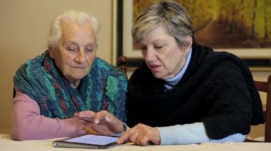 yaşlı kadın tablet arıyor: yaşlı, eski, teknoloji, büyük, web, internet