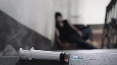 Merdivenlerdeki bağımlı adam.