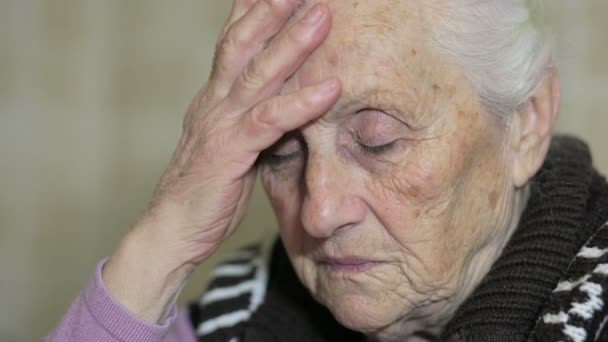 Triest senior vrouw peinzende: problemen, oude, leeftijd, doordachte, onrustige — Stockvideo